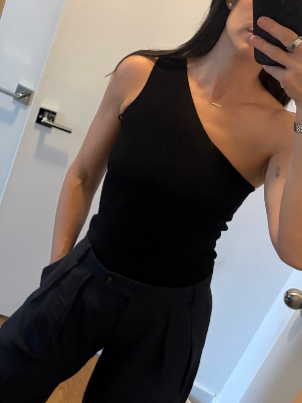 One-Shoulder fitted Vince tank in black